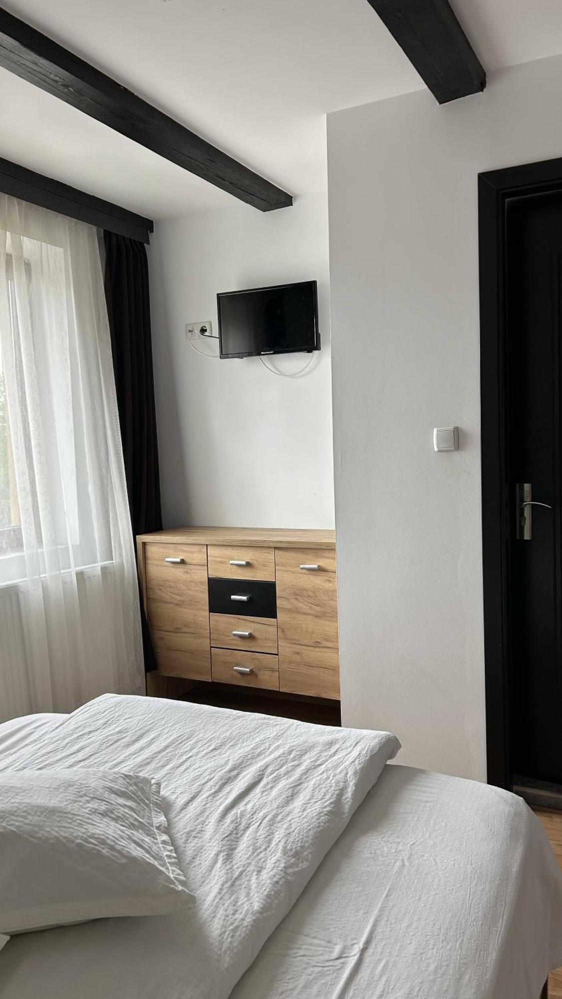 Hotel Intim Rădăuţi エクステリア 写真