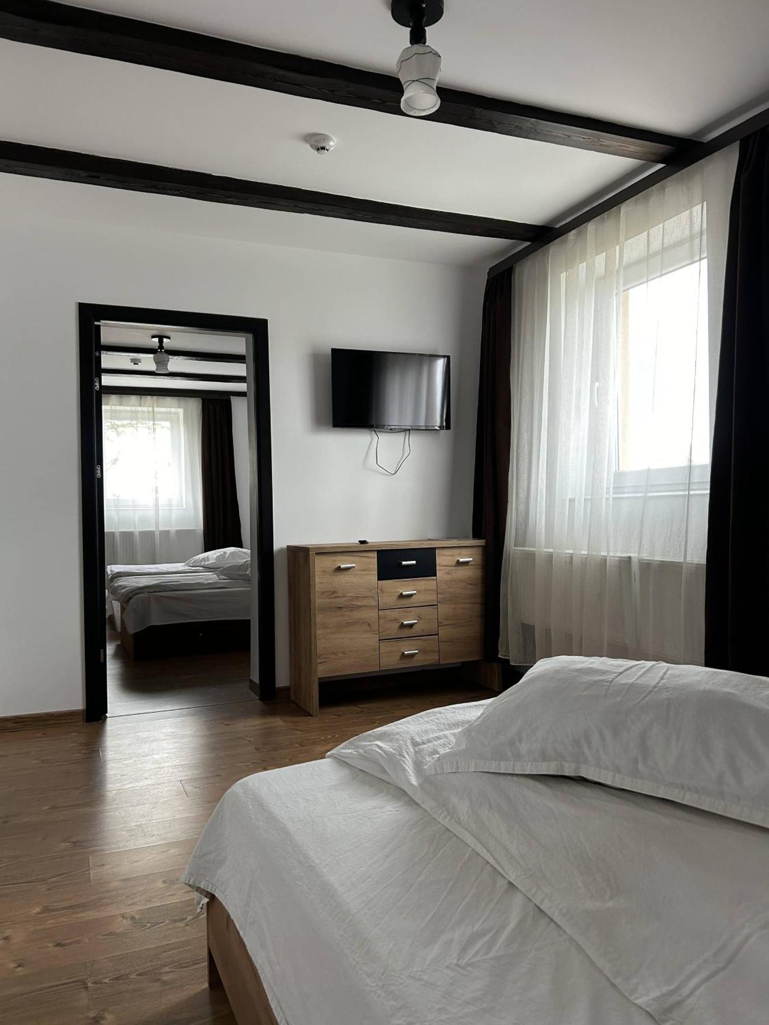 Hotel Intim Rădăuţi エクステリア 写真