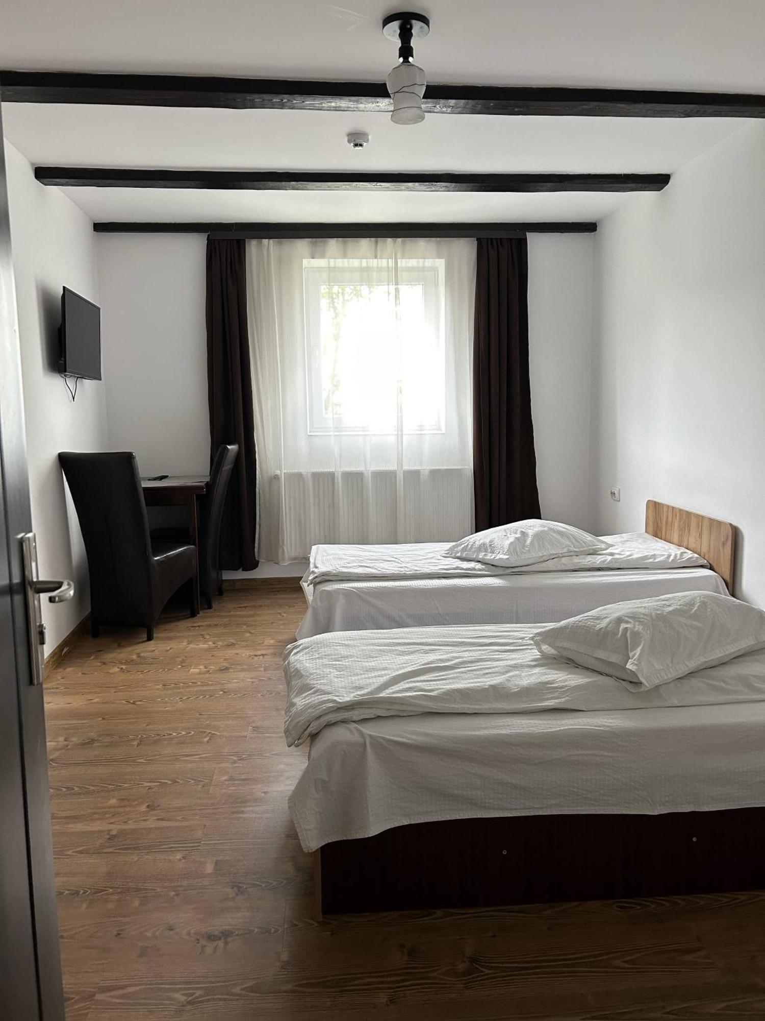Hotel Intim Rădăuţi エクステリア 写真