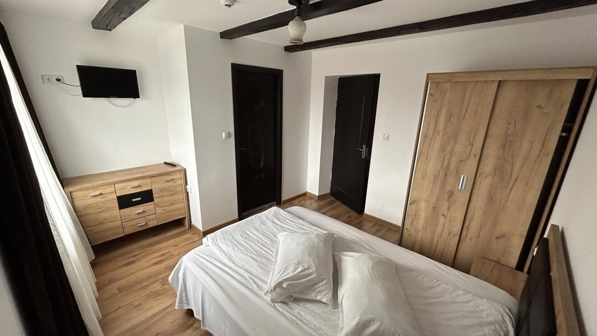 Hotel Intim Rădăuţi エクステリア 写真