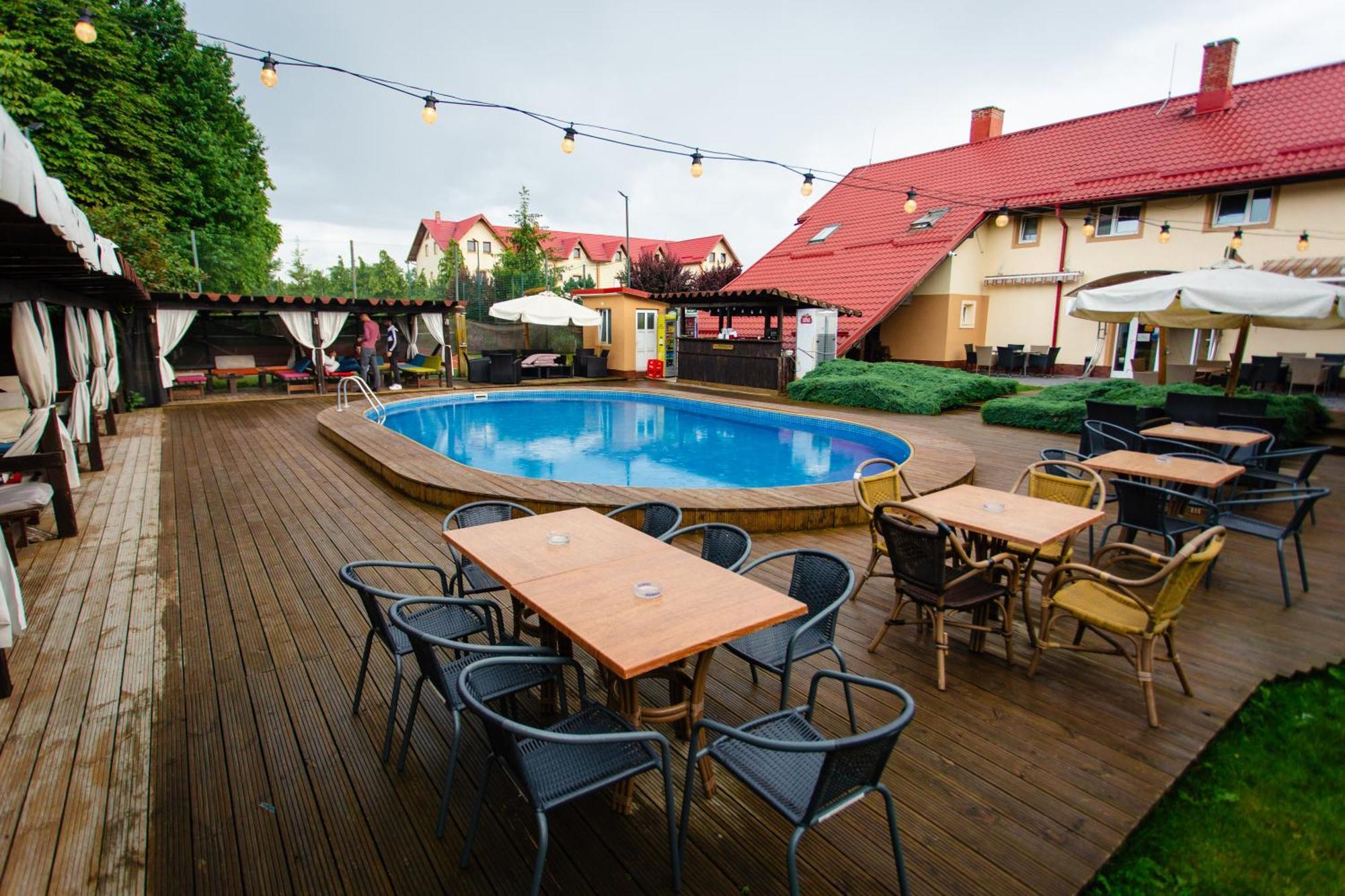 Hotel Intim Rădăuţi エクステリア 写真