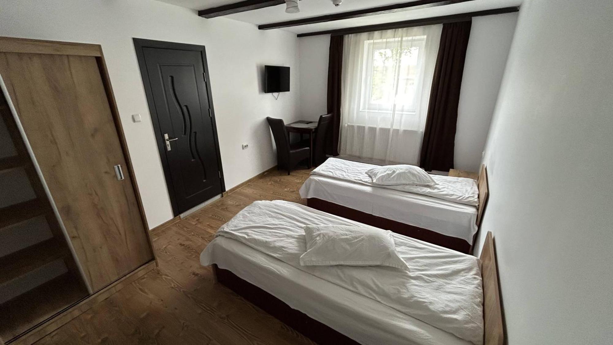 Hotel Intim Rădăuţi エクステリア 写真