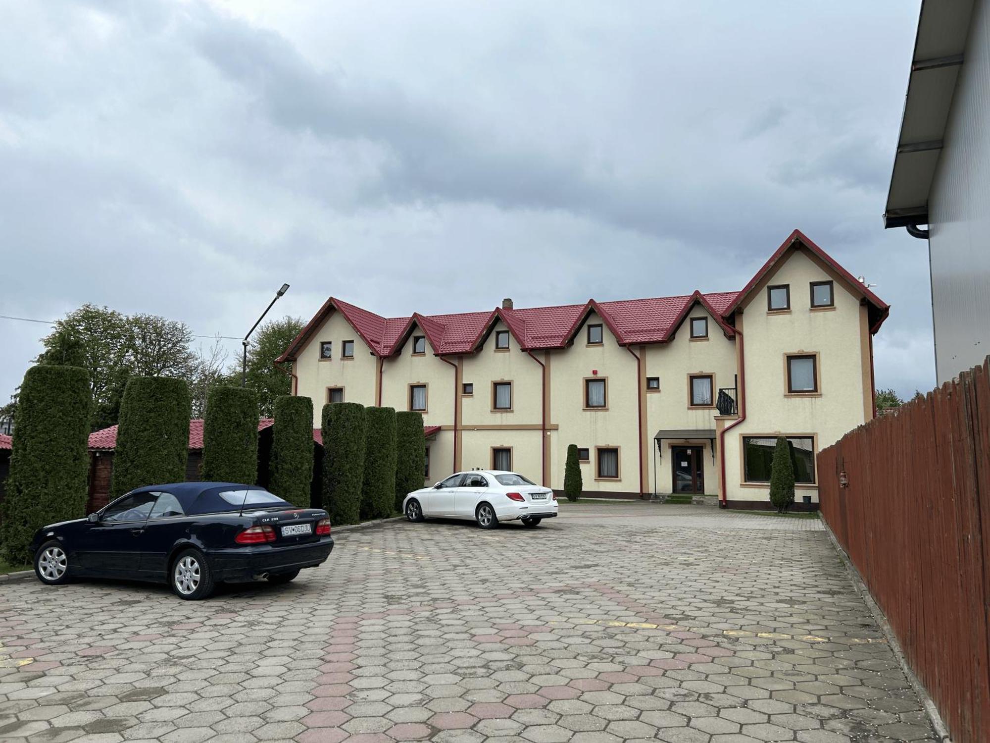 Hotel Intim Rădăuţi エクステリア 写真