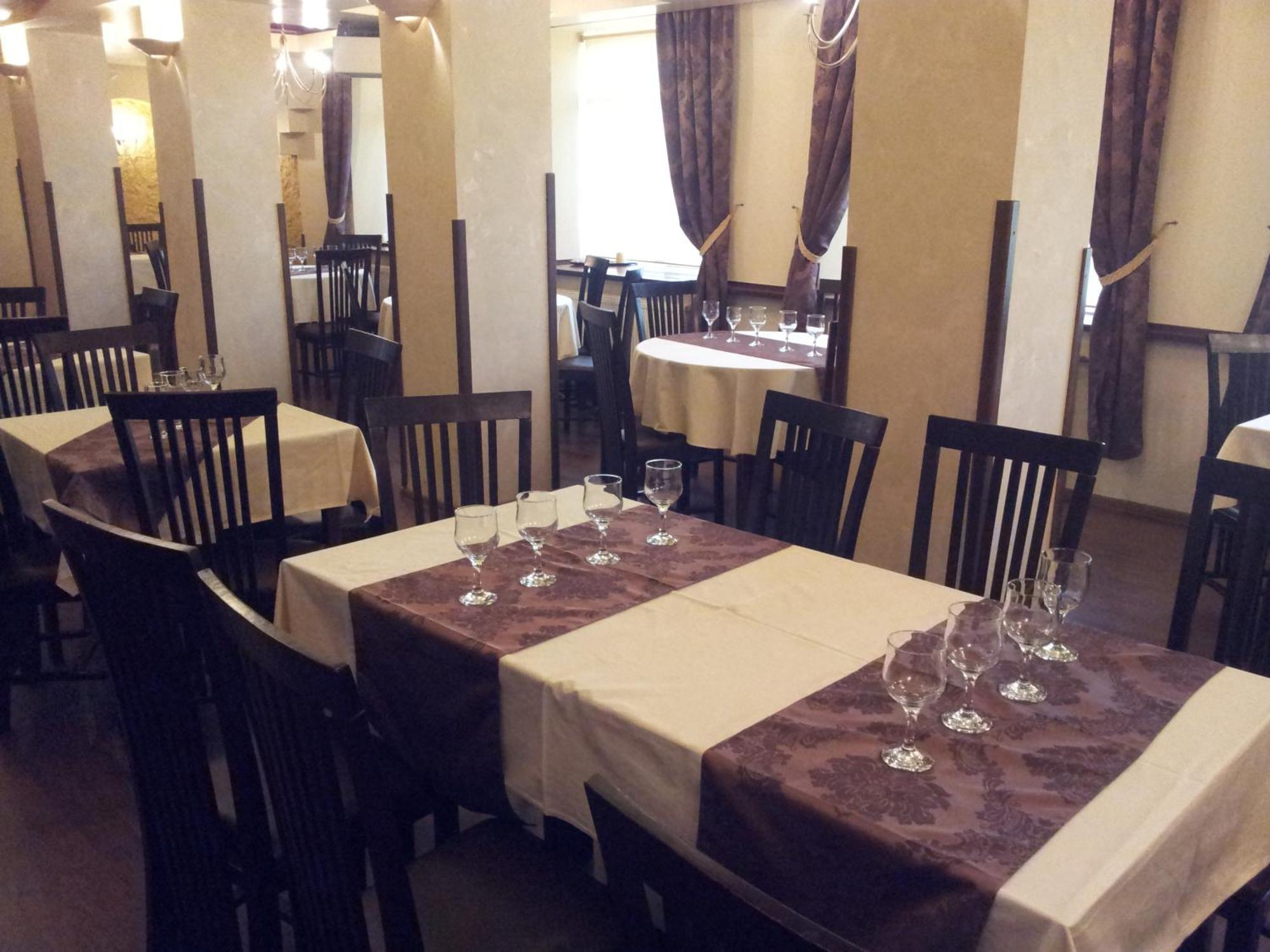 Hotel Intim Rădăuţi エクステリア 写真