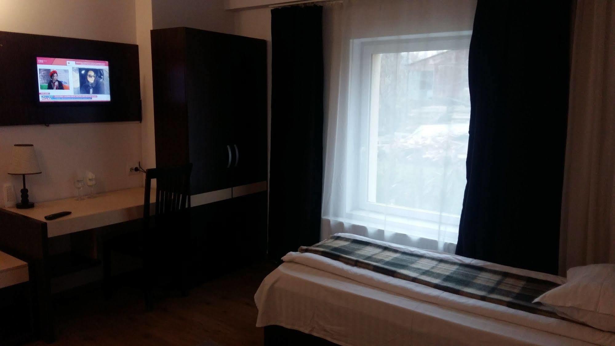 Hotel Intim Rădăuţi エクステリア 写真