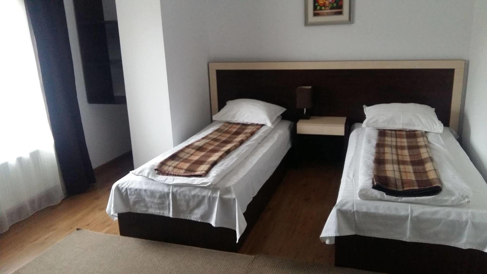 Hotel Intim Rădăuţi エクステリア 写真