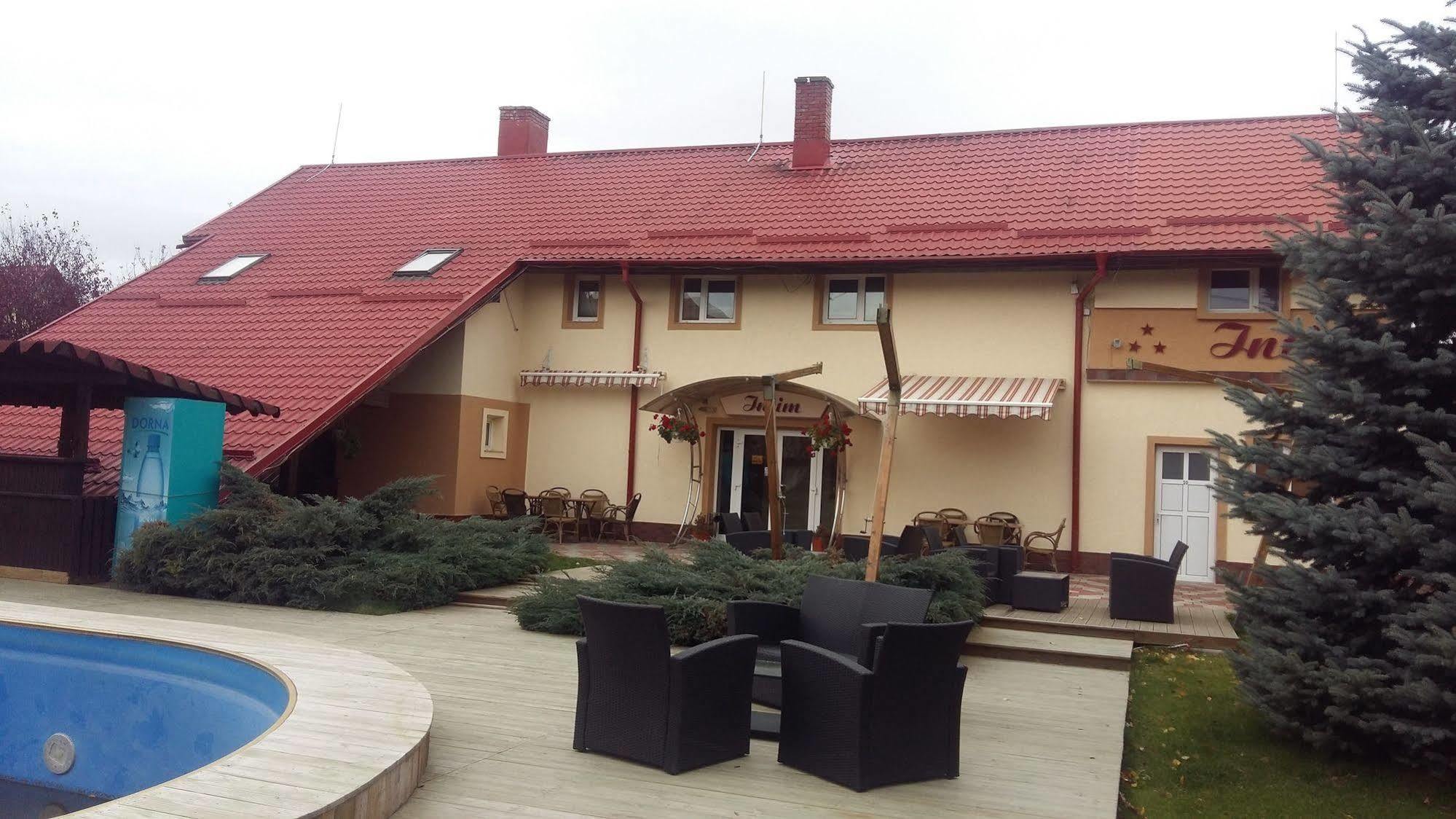 Hotel Intim Rădăuţi エクステリア 写真