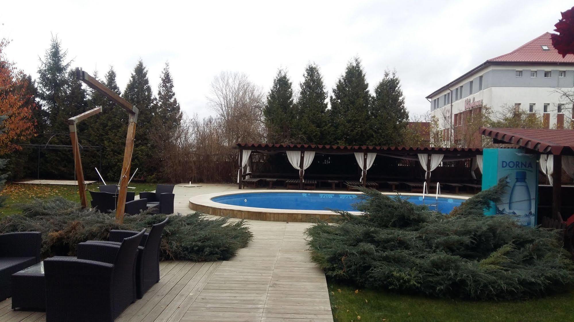 Hotel Intim Rădăuţi エクステリア 写真
