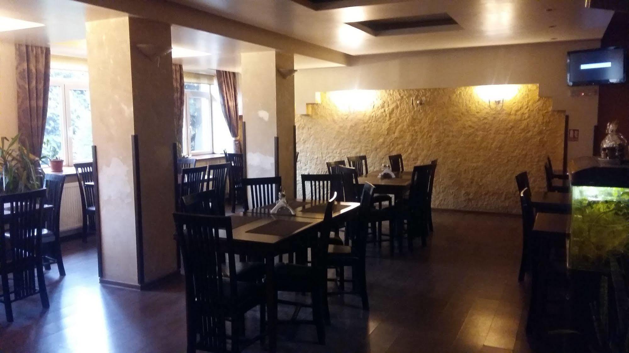 Hotel Intim Rădăuţi エクステリア 写真