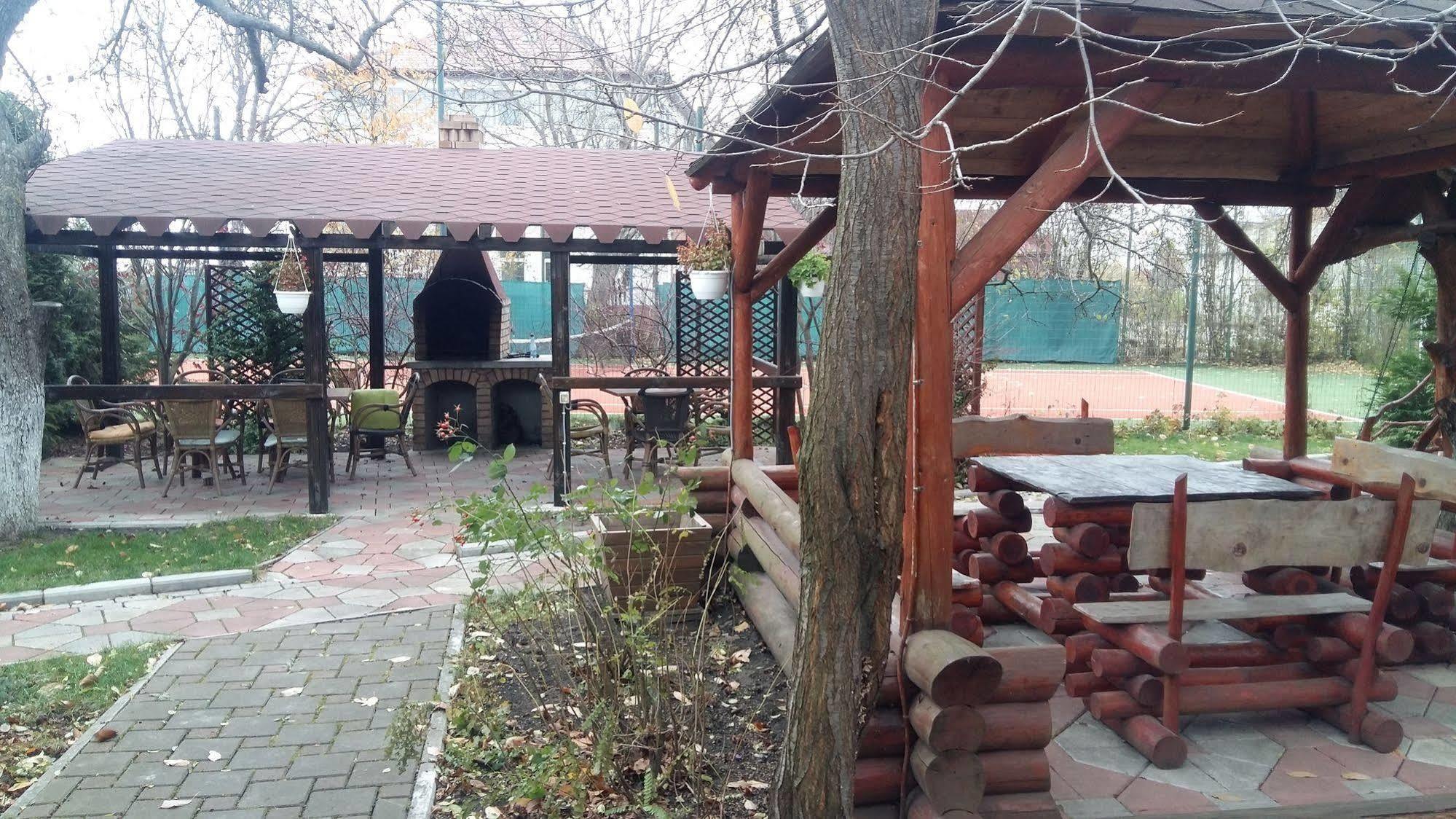 Hotel Intim Rădăuţi エクステリア 写真